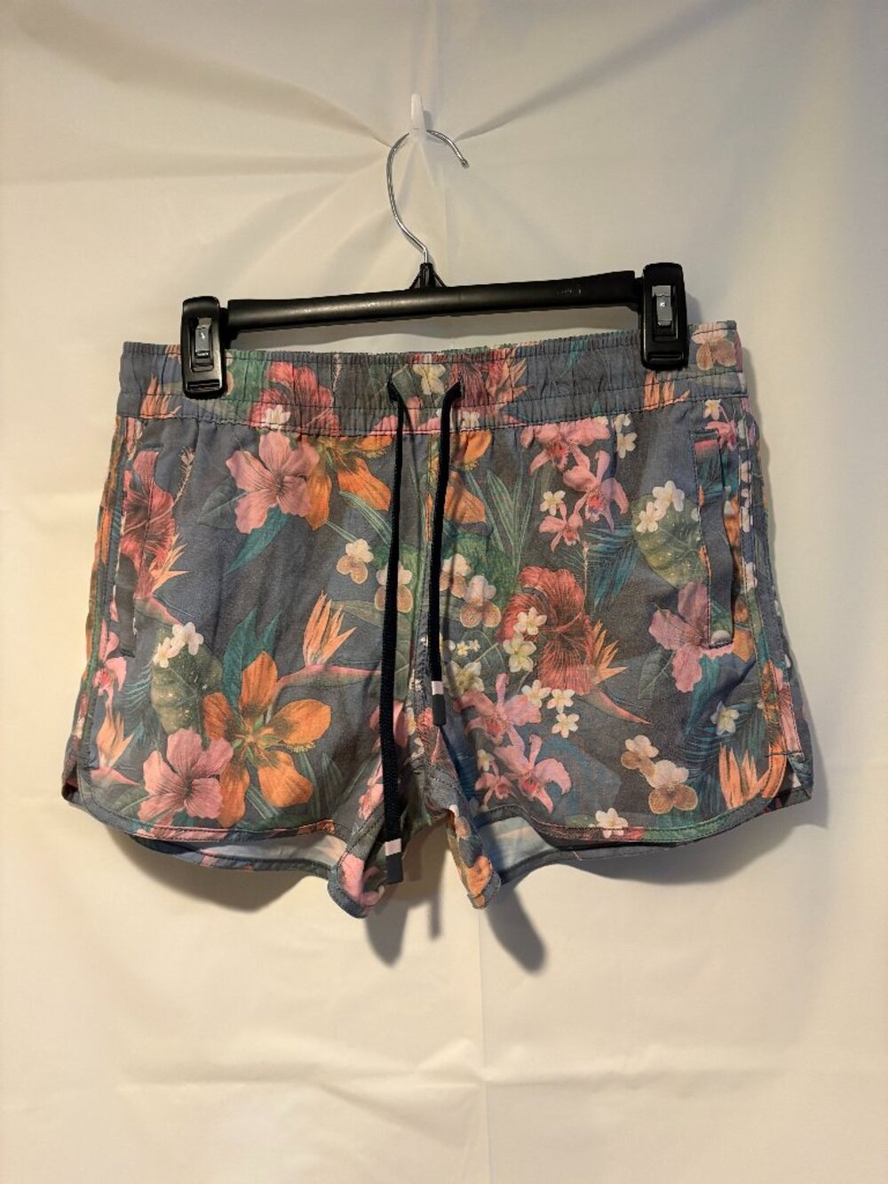 Womens Salt Life Size S Pastel ¨Sailfish Blossom¨ Tropical Floral Print Shorts